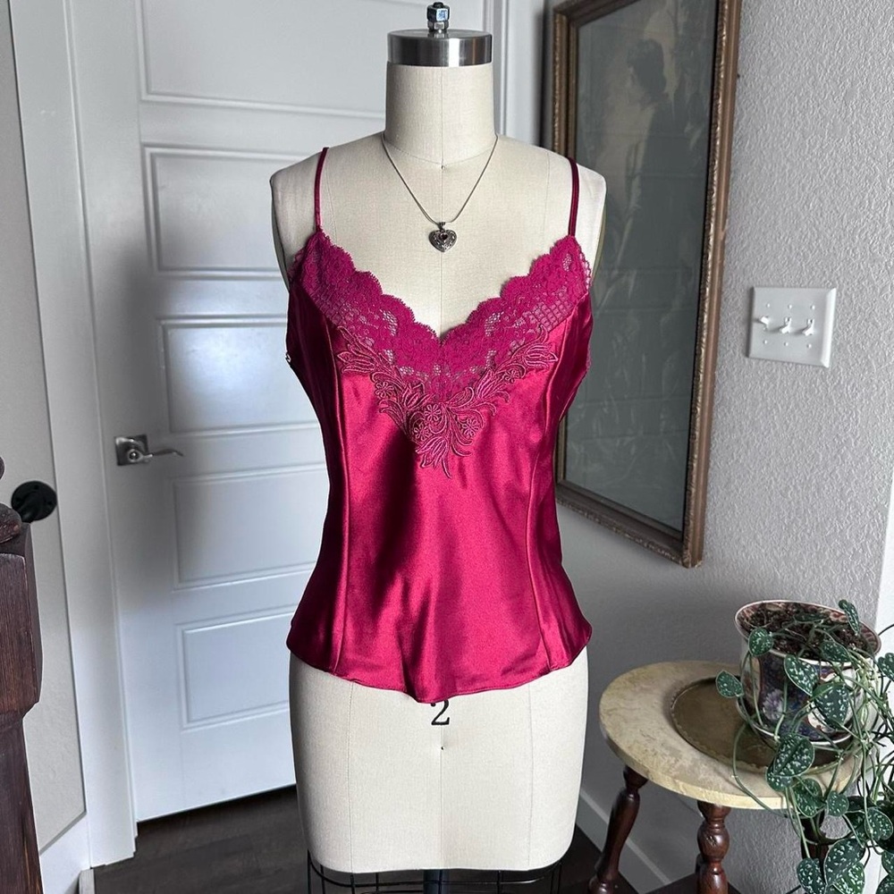 Vintage Victoria’s Secret early 2000s embroidered floral pattern short slip top